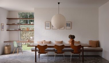 Dining table in Bungalow Sint-Martens-Latem by Decancq Vercruysse