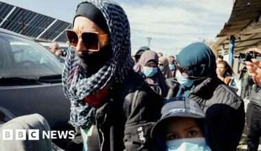 Australia bans citizen trying to return from IS camp in Syria - BBC