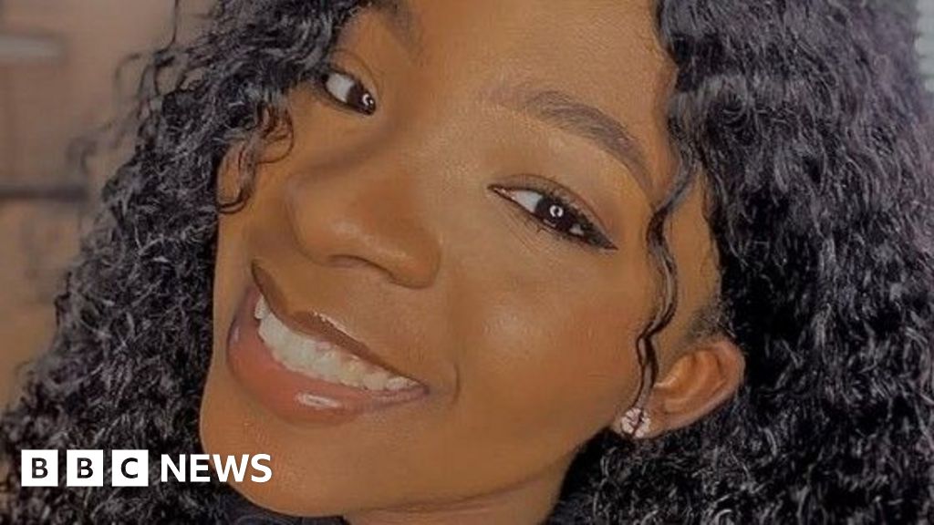 Ifunanya Nwangene: Aspiring Nigerian singer dies after snakebite in Abuja - BBC