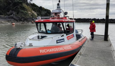 Person dies after boat capsize in Thames