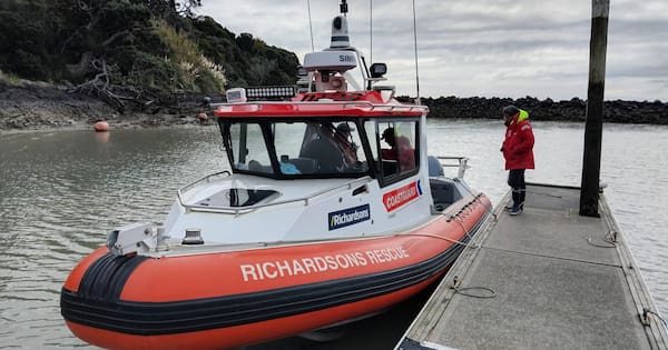 Person dies after boat capsize in Thames