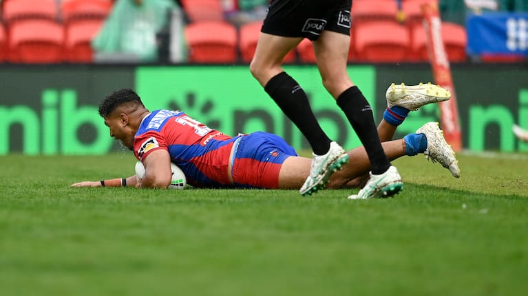 Daniel Saifiti scores a try.