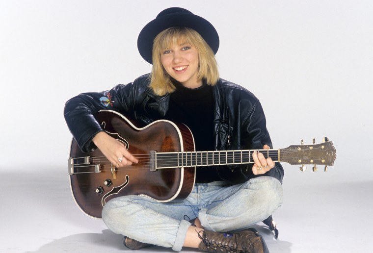 80s pop star Debbie Gibson was known for her iconic black hat. 