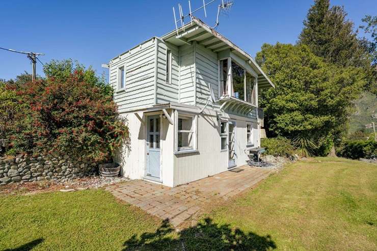 New-build homes on Arthurs Point Road, Arthur's Point, are available to buy off the plan. Photo / Supplied