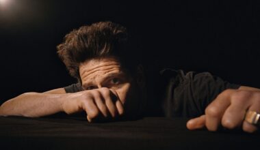 Jon Bernthal Goes Against Type in ‘Dog Day Afternoon’