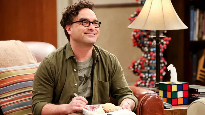 Johnny Galecki's Leonard Hofstadter eating takeout on