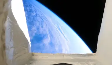 Jaw-dropping raw footage shows spacecraft ripping through the atmosphere as it reenters Earth at Mach 25