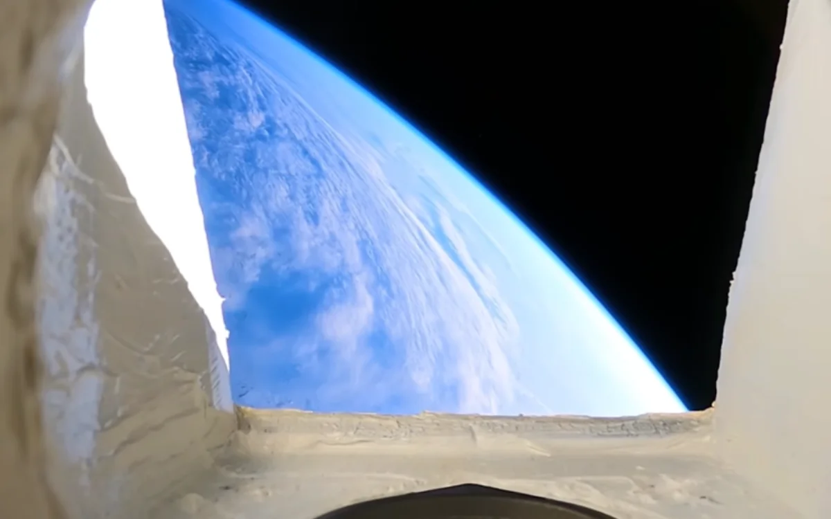 Jaw-dropping raw footage shows spacecraft ripping through the atmosphere as it reenters Earth at Mach 25