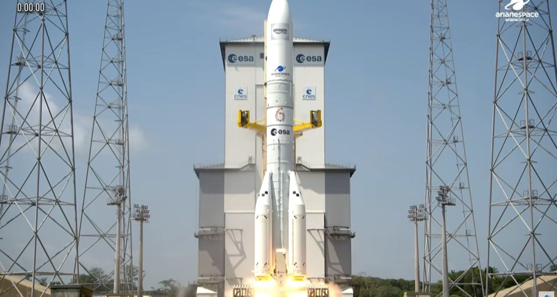 Europe's most powerful rocket launches for 1st time, carrying 32 Amazon internet satellites to orbit (video)