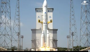 Europe's most powerful rocket launches for 1st time, carrying 32 Amazon internet satellites to orbit (video)