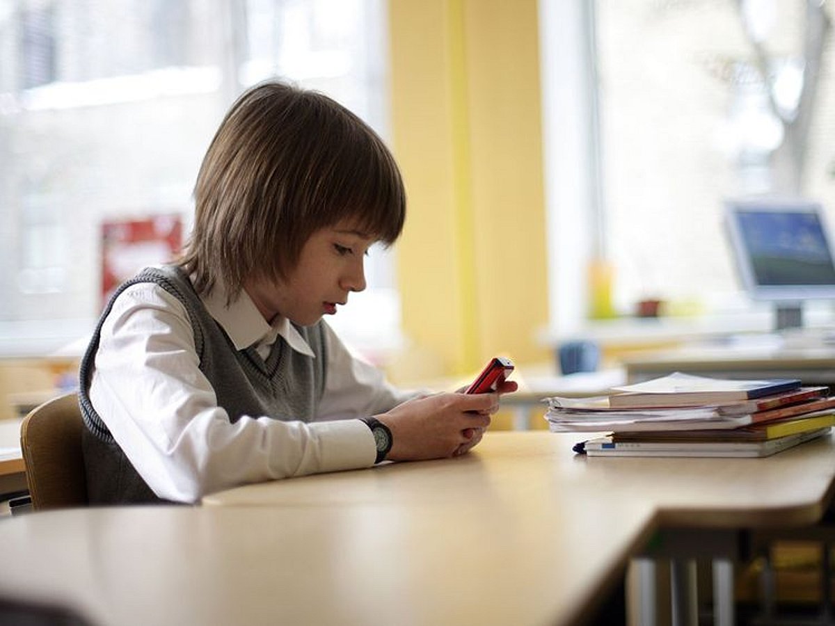 UAE Schools Enforce Strict Mobile Phone Ban with Month-Long Confiscation