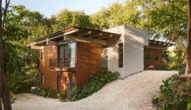 FAMM Arquitectura designs Costa Rican house around trees