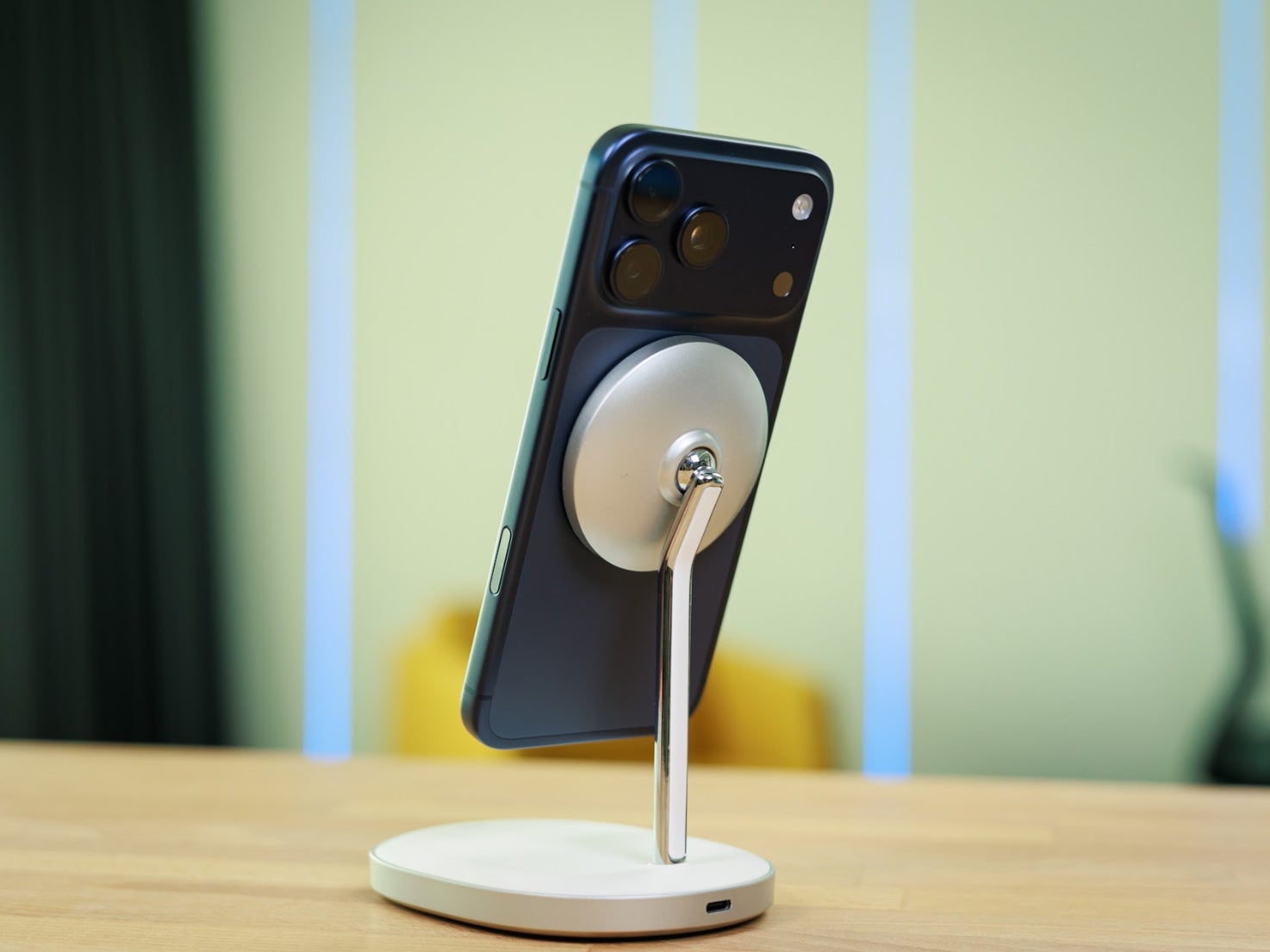 iPhone 17 Pro Max on a MagSafe charging stand