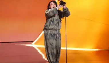 Lola Young at the Grammys 2026: “Messy” Wins Best Pop Solo Performance After a Comeback-Fueled Awards Night