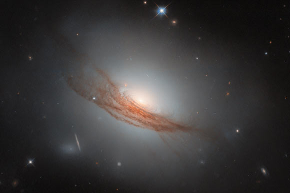 This Hubble image shows NGC 7722, a lenticular galaxy some 187 million light-years away in the constellation of Pegasus. Image credit: NASA / ESA / Hubble / R.J. Foley, UC Santa Cruz / Dark Energy Survey / DOE / FNAL / DECam / CTIO / NOIRLab / NSF / AURA / Mehmet Yüksek.