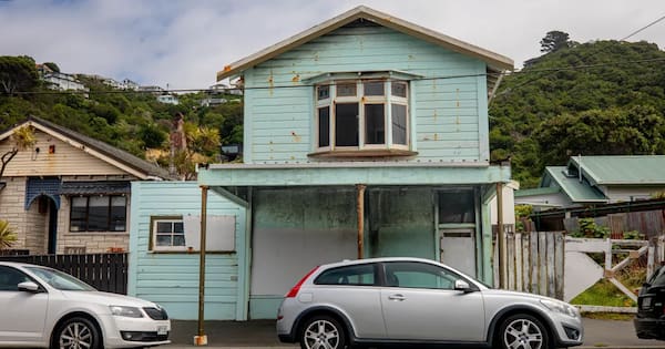 Dilapidated Wellington house a danger to passersby – residents