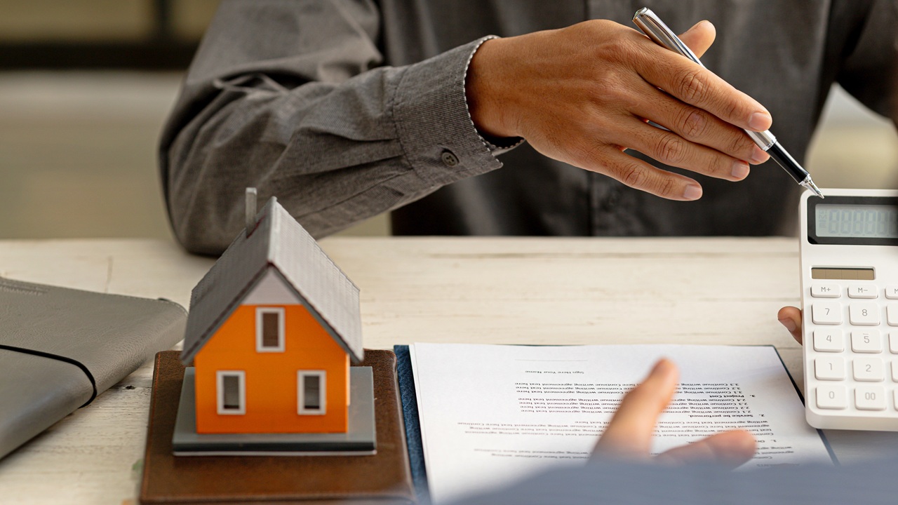 It's a stampede! Mortgage holders race from floating to fixed