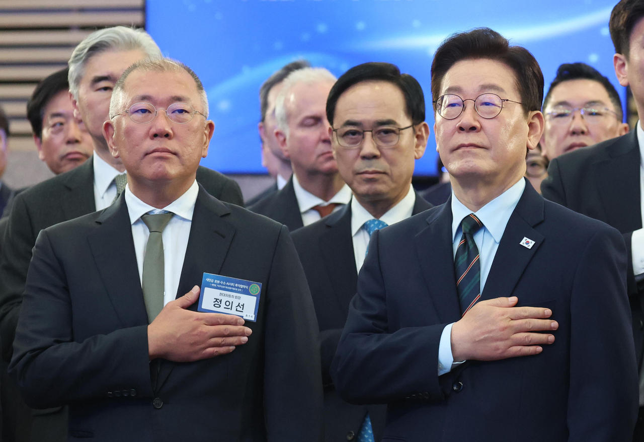 President Lee Jae-myung (right) and Hyundai Motor Group Executive Chair Chung Euisun attend the auto giant's investment agreement ceremony held at the Saemangeum Convention Center in Gunsan, North Jeolla Province, Friday. (Yonhap)