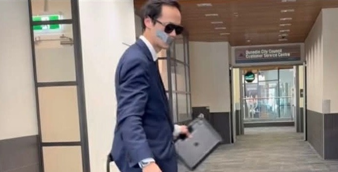 Ong escorted out of meeting by fellow councillors