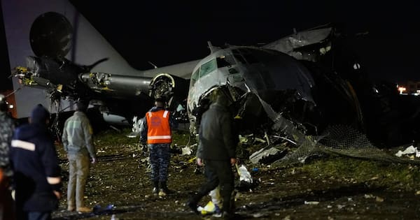 People rush to grab money scattered in fatal Bolivia cargo plane crash