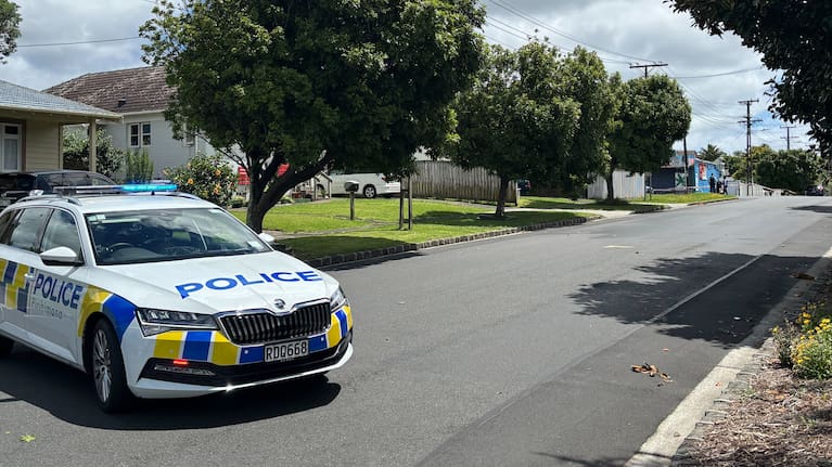 Police on Alfred St, Onehunga, looking towards the intersection of Arthur St 
