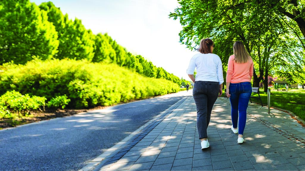 Warmer weather and brighter evenings make it easier to head outdoors for walks (Photo: Shutterstock) נשים צועדות ביחד