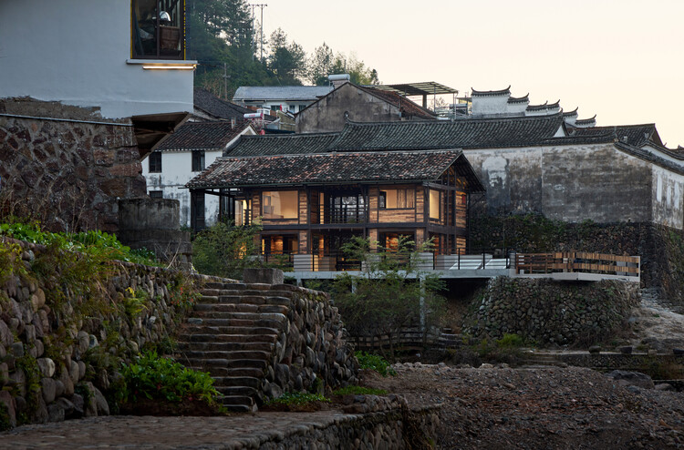 Renovation of the Old Riverside House / Ref Architects + 0.5m Studio - Exterior Photography, Balcony