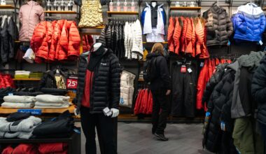 Quebec's pilot project to extend store hours will begin March 11