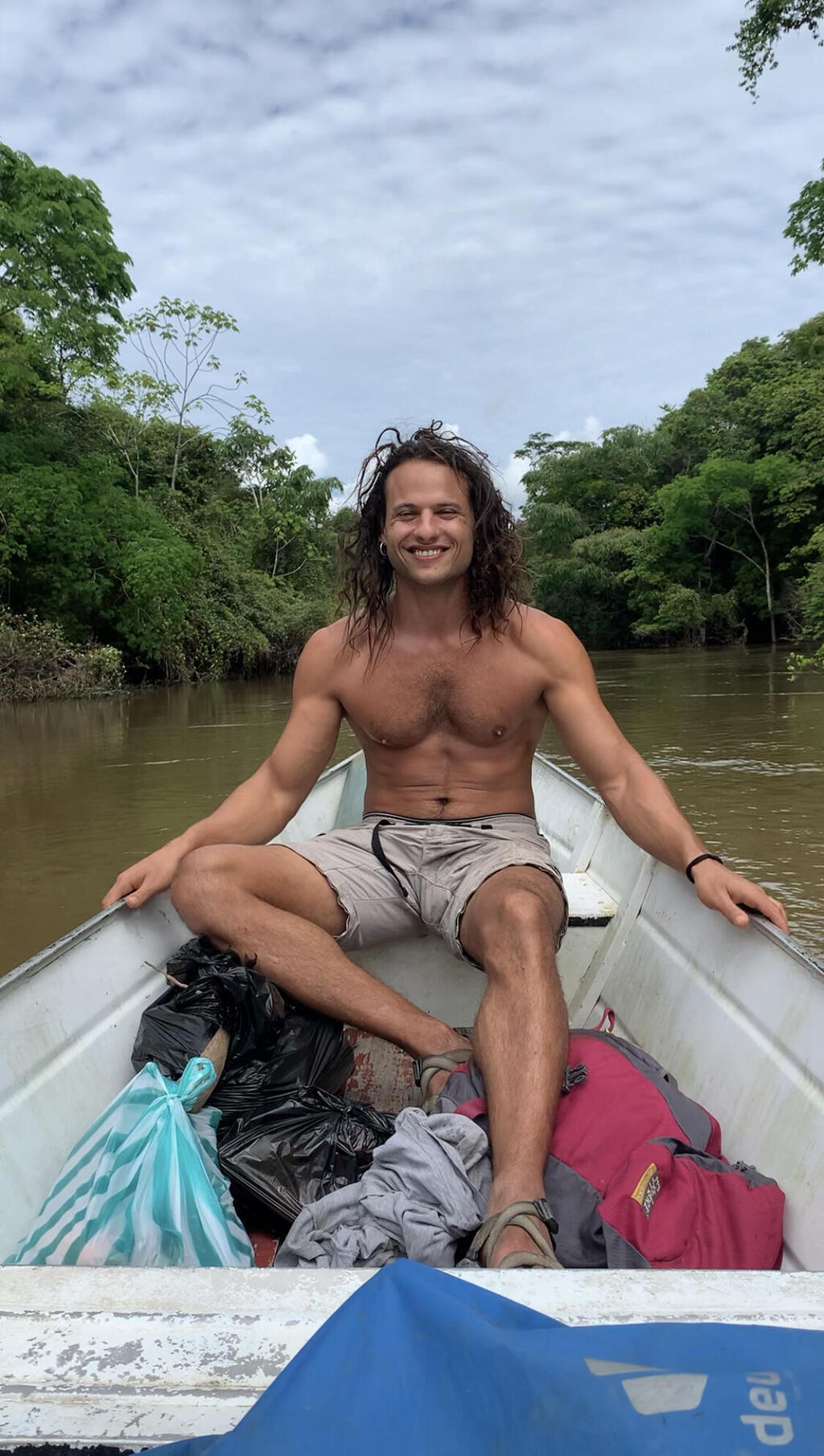 Guy Steinbruch navigating the jungle waterways (Photo: Courtesy) צילום: גיא שטיינברוך