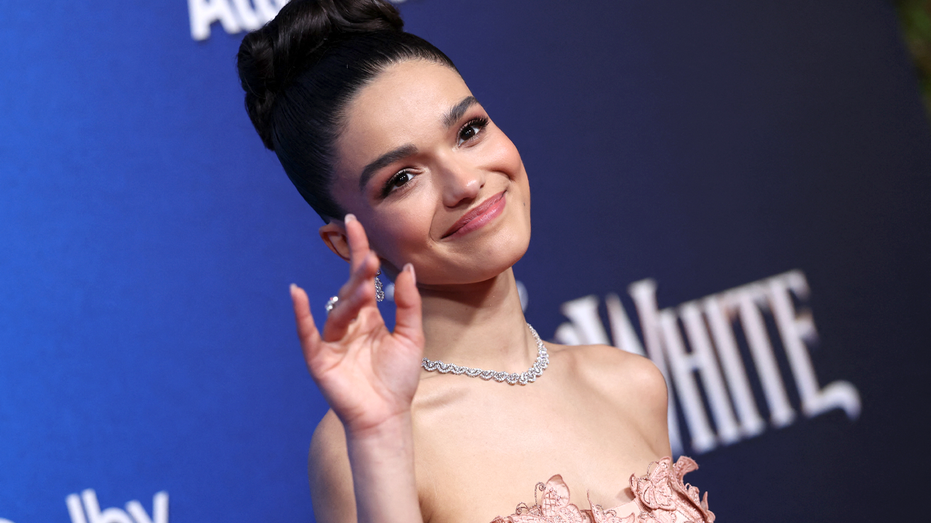 Snow White Actress waving