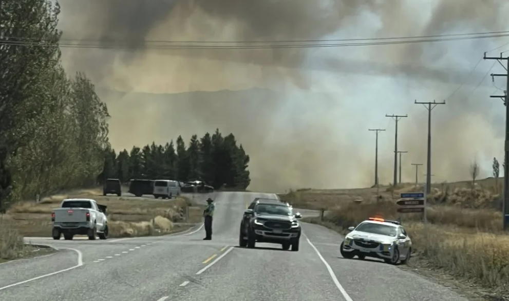 Huge effort to contain grass fire near Clyde