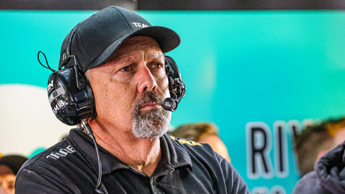 Richard Hollway to engineer Craig Lowndes #15 Camaro in Holden Racing Team reunion