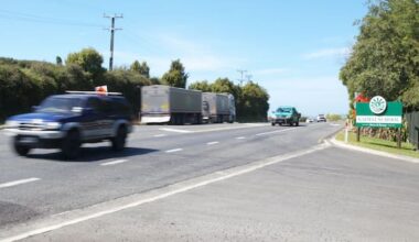 Cars stop in passing lanes to turn right on major BoP highway