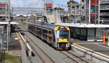 Passengers evacuated after Auckland train routed onto wrong track