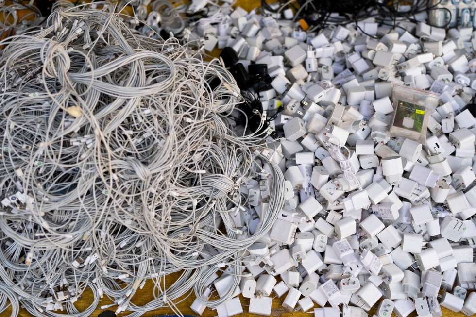 Malaysia bans e-waste imports | AP News