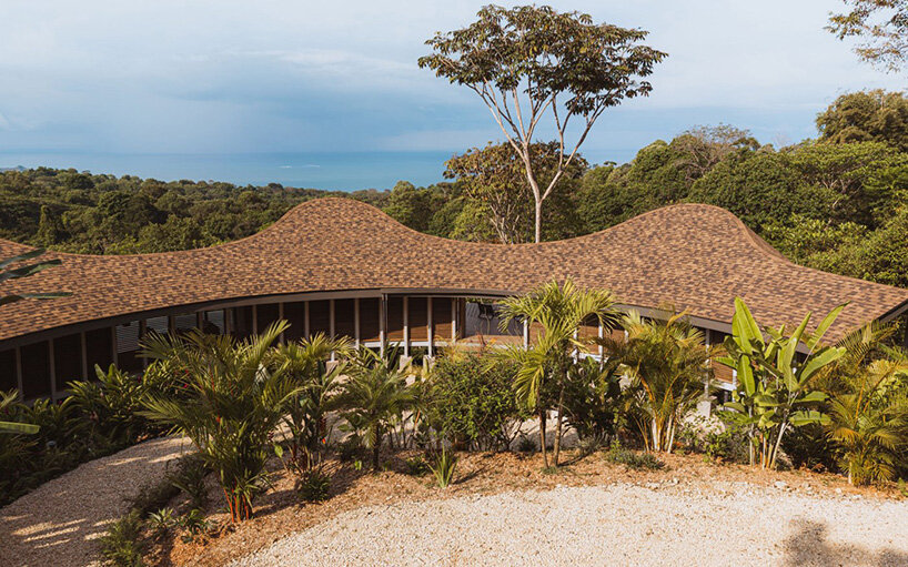 wavy roofscape crowns open-air residence by studio saxe along costa rica's pacific coast