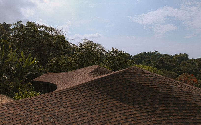 wavy roofscape crowns open-air residence by studio saxe along costa rica's pacific coast