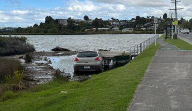 SunLive - Car plunges into water near Fraser Cove