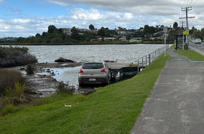 SunLive - Car plunges into water near Fraser Cove