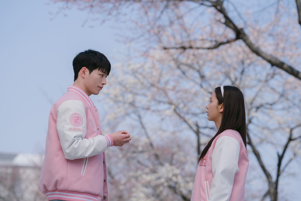 boyfriend on demandl to r seo kang jun as seo eunho, jisoo as seo mirae in boyfriend on demand cr kim jeongwonnetflix © 2026