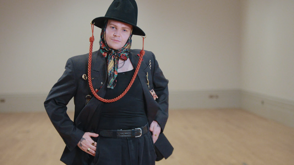 Screenshot from 'What Artists Wear' - Sister Sister