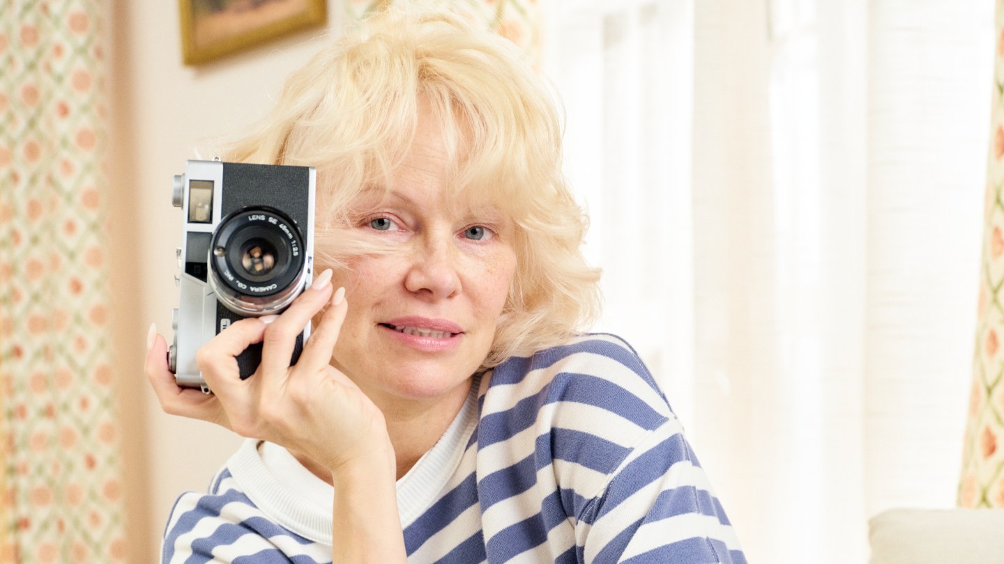 Pamela Anderson’s New Campaign for Aerie Bans AI Models