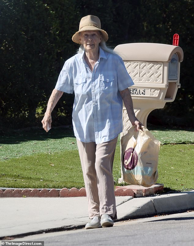 At the height of her fame, she starred opposite John Wayne in John Ford¿s 1956 western classic The Searchers and worked closely with Hitchcock after he placed her under personal contract