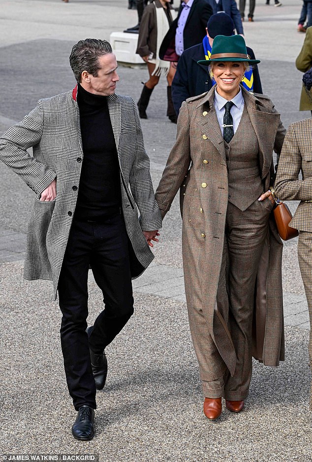 Hannah stepped out hand-in-hand with the handsome surgeon while sporting a huge smile on her face