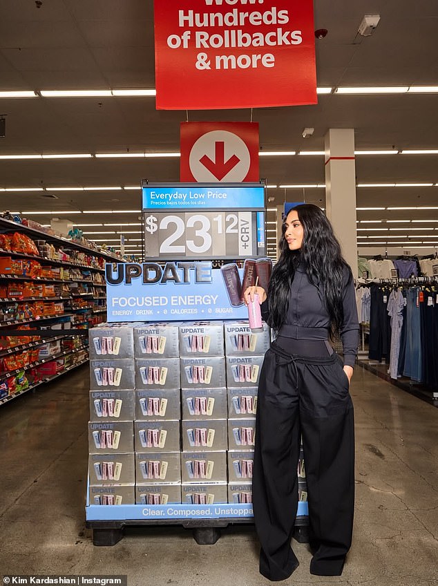 Her long, raven black tresses were styled in messy beach waves, and she rocked a sun-kissed, contoured look for her makeup