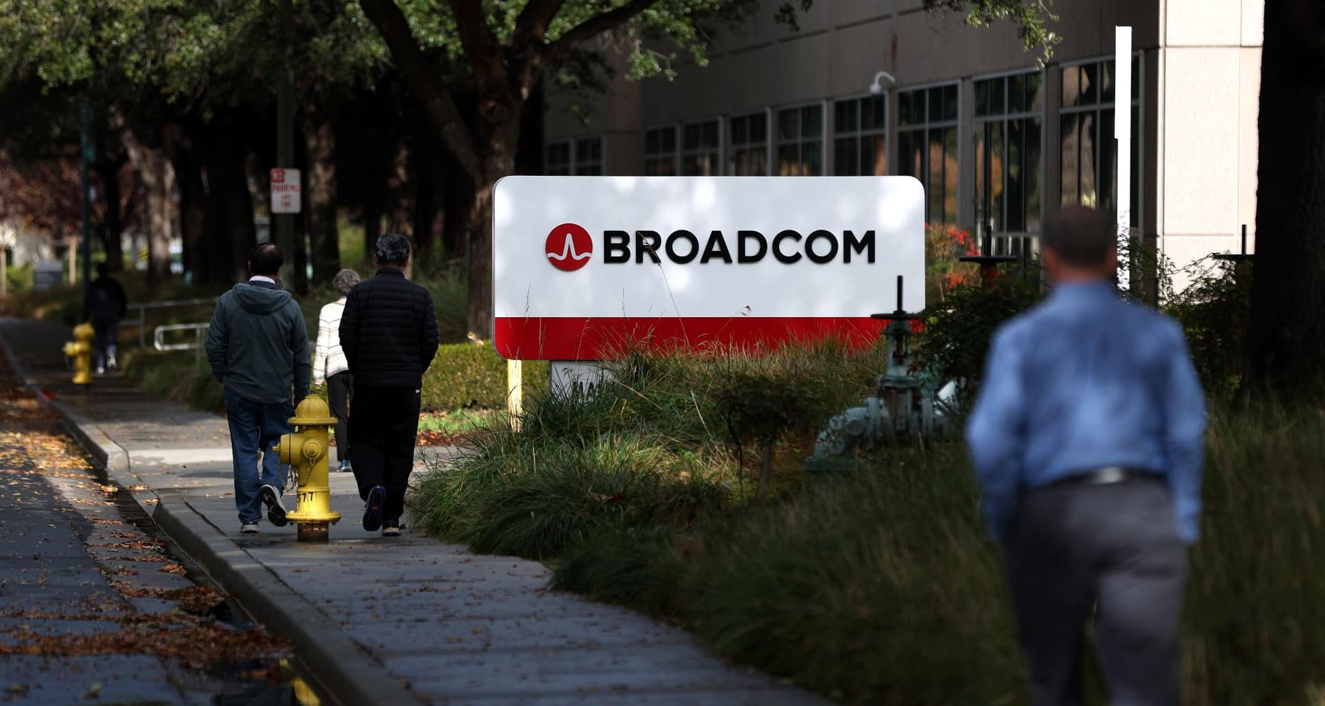 Broadcom's custom AI chip business stays hot and gives the bulls a much-needed win