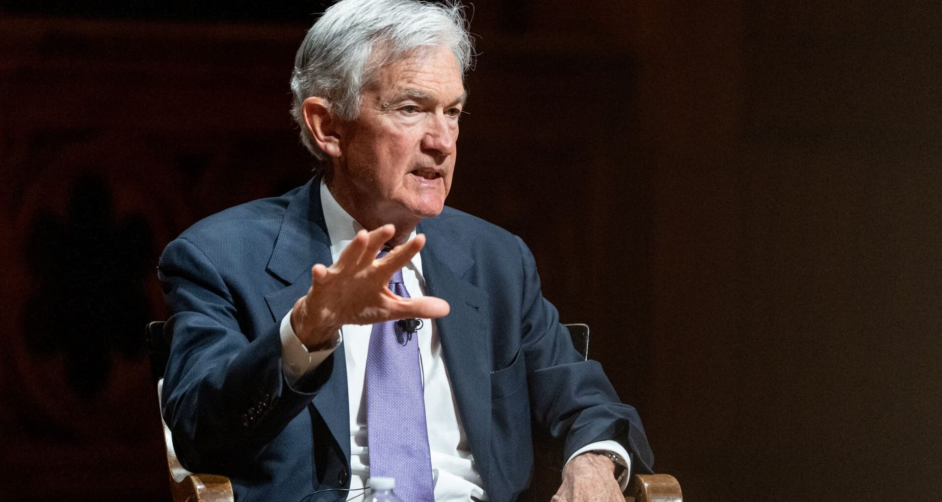 Powell sees inflation outlook in check, no need to hike rates because of oil shock