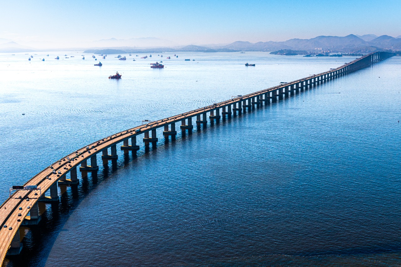 The Rio-Niterói Bridge maintains a central span of 300 meters and is cited as an engineering record. Understand what makes the structure unique. (Image: Reproduction)