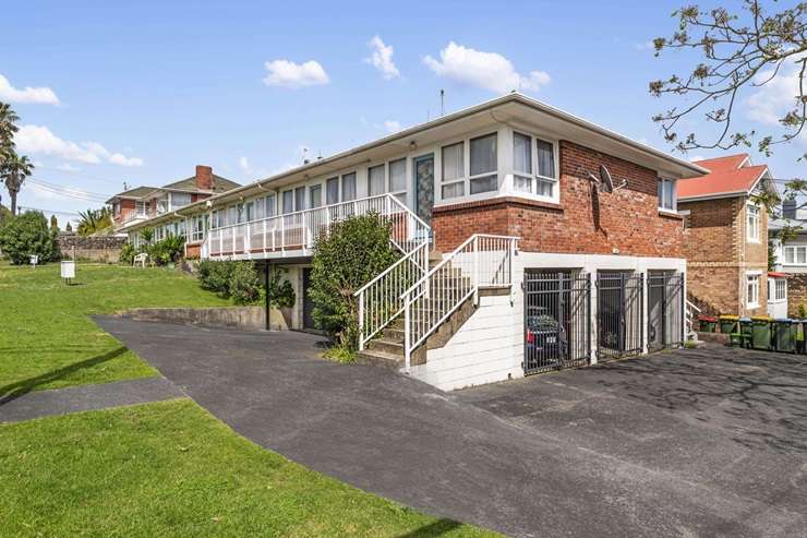 A single-level home on Grand Drive, in Auckland's Remuera, fetched $2.71m under the hammer after only 15 days on the market. Photo / Supplied