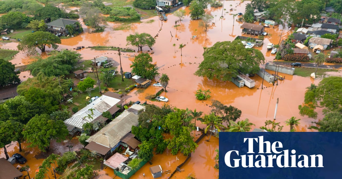 More than 230 people rescued as flash flooding hits Hawaii and fears dam could fail | Hawaii
